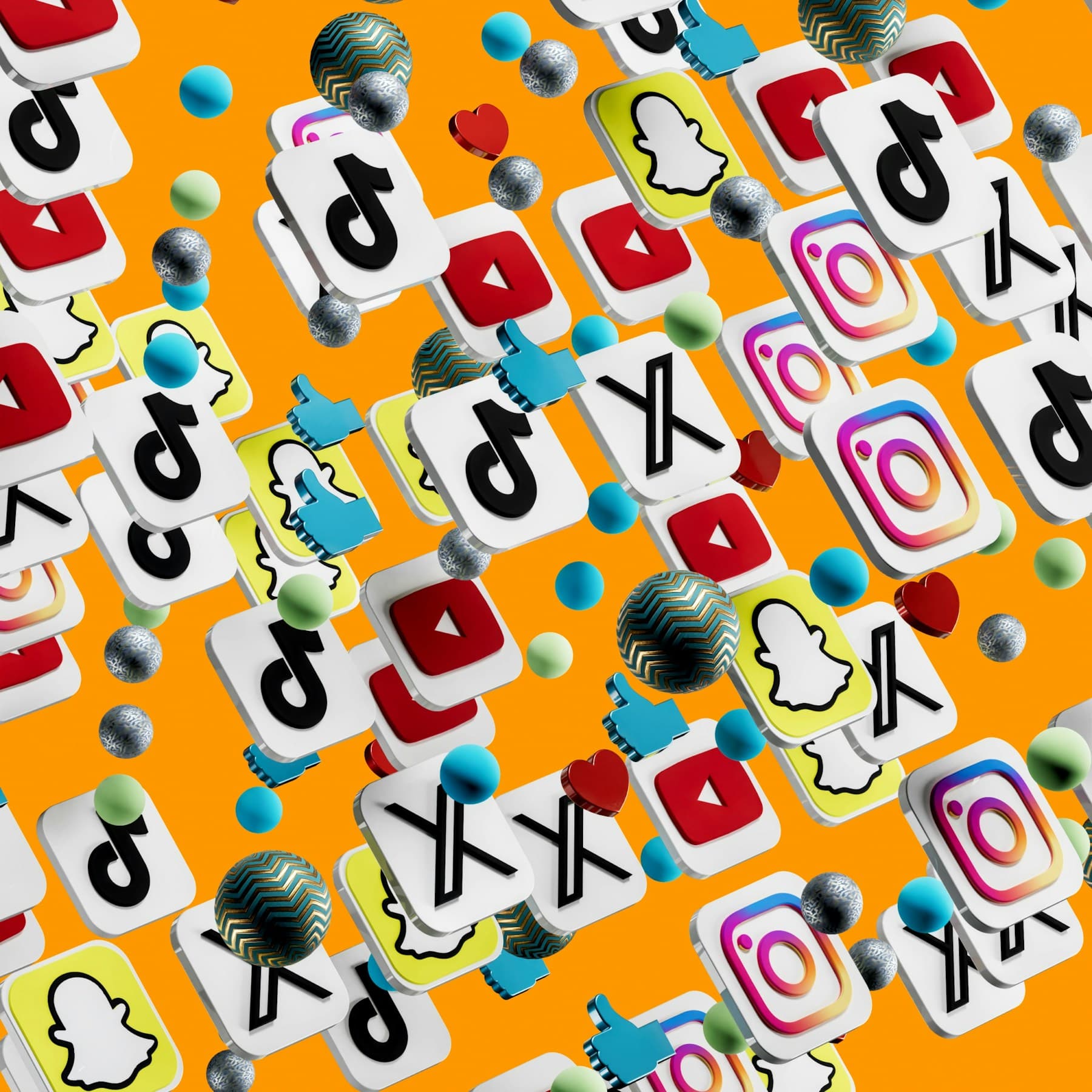 Mehrere Social-Media-Logos wie TikTok, Instagram und YouTube