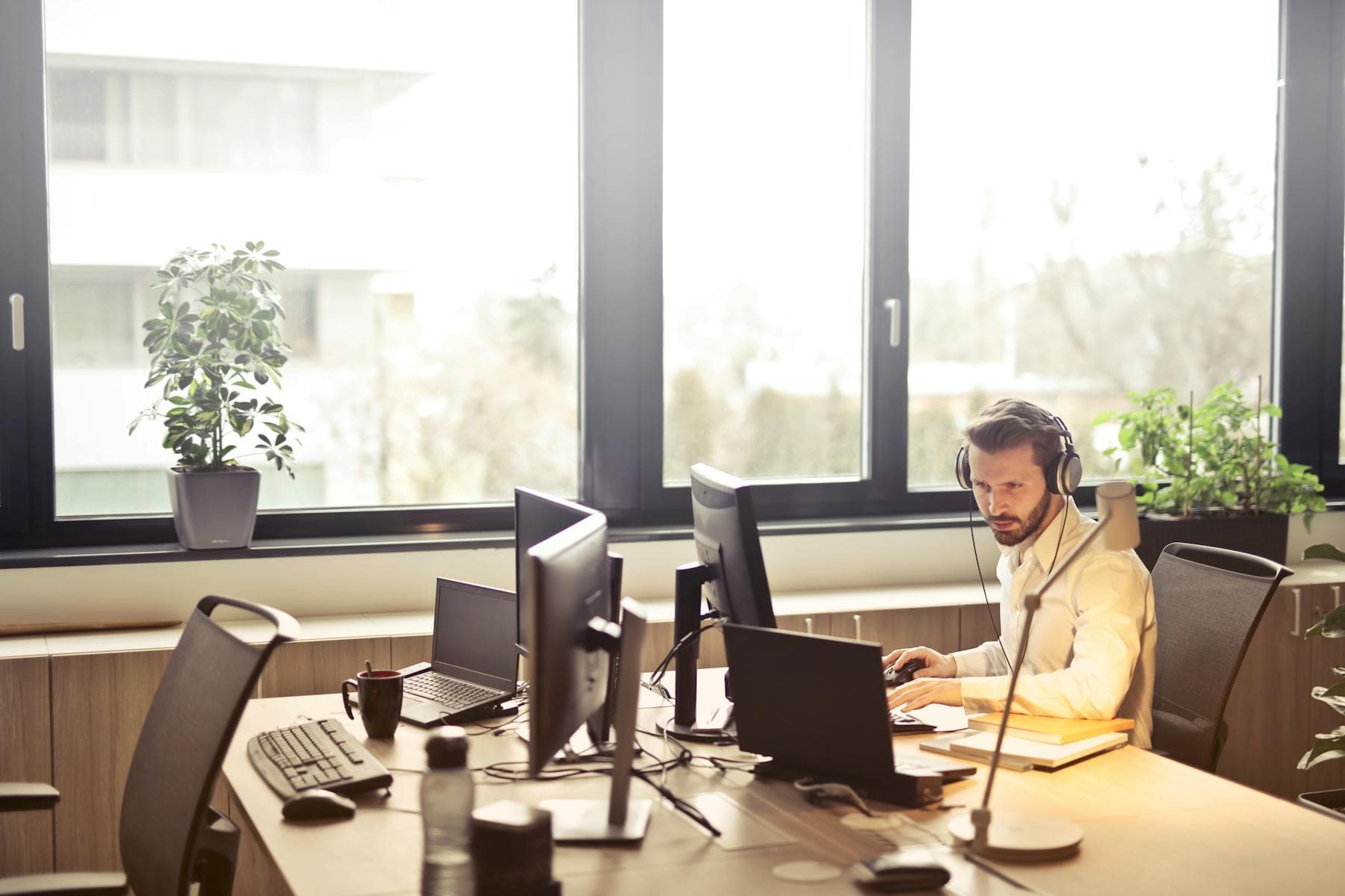Callcenter-Mitarbeiter mit Headset bei B2B Telefonakquise